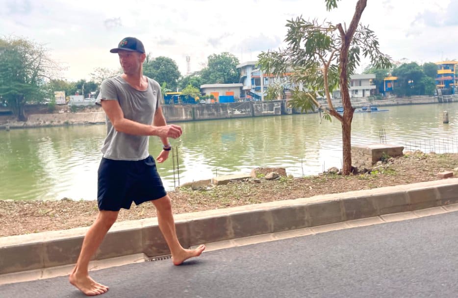 Coldplay Tiba di Jakarta, Ini Momen Chris Martin Santuy Jalan Kaki Nyeker di Jalanan Ibukota