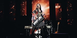 Isyana Sarasvati Membuka Billboard Indonesia Music Awards dengan Single Terbarunya
