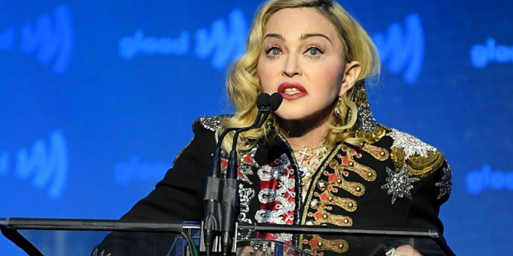 Cidera Lutut Karena Terjatuh di Panggung, Madonna Batalkan Konser Madame X di Paris
