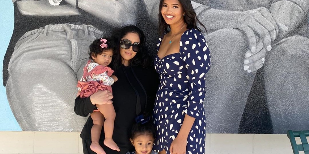 Istri Kobe Bryant Bersama Ketiga Putrinya Tampil Tersenyum di Depan Lukisan Sang Mendiang Suami