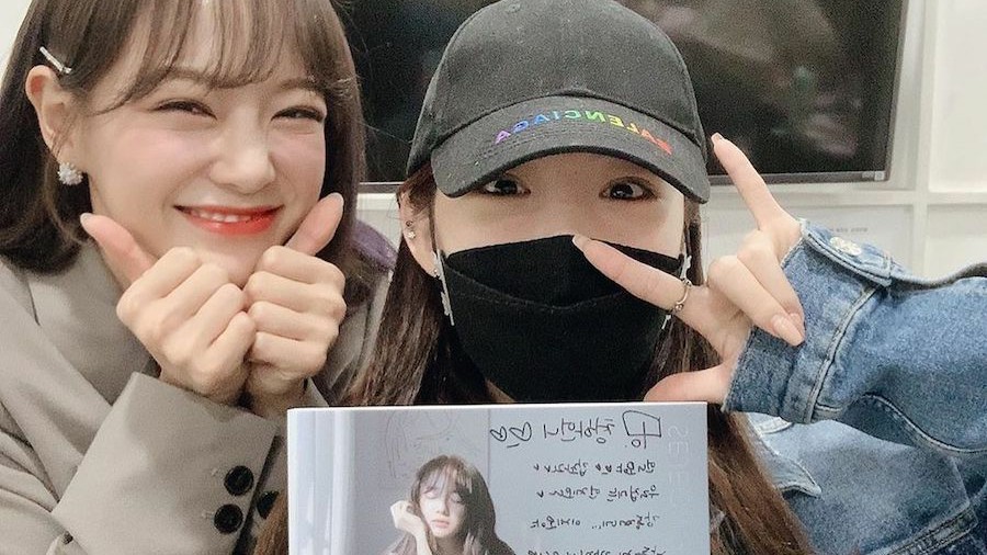 Pamer Selfie, Chungha Berikan Dukungan Untuk Album Solo Kim Sejeong Gugudan