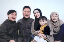 Potret Bahagia Keluarga Arie Untung saat Bulan Ramadan Tahun Lalu