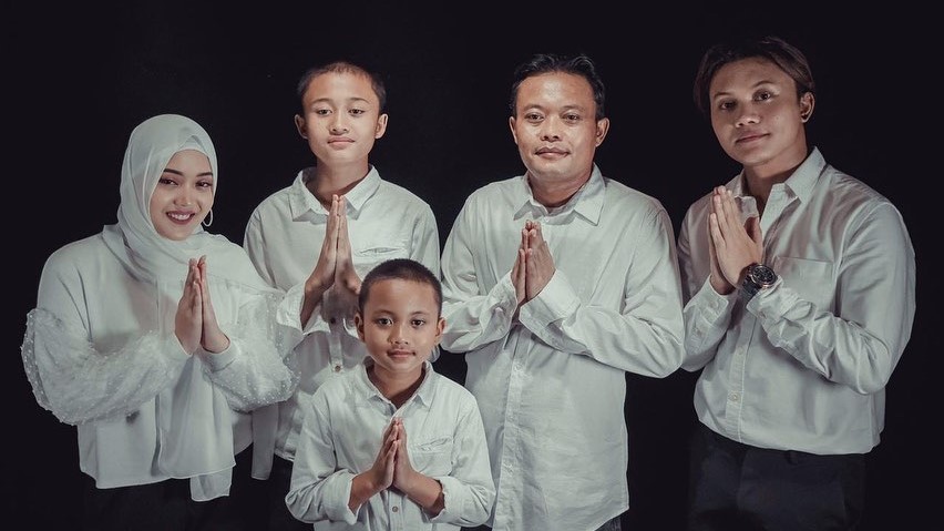 10 Pemotretan Keluarga Sule dengan Tema Ramadan, Sudah 3 Bulan Kepergian Lina Jubaedah