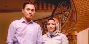 Cie, Muzdalifah Rayakan Anniversary ke-1 Bareng Suami Brondongnya Nih Gaes