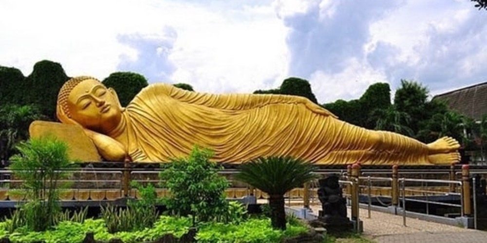 5 Potret Megah Patung Buddha Tidur di Mojokerto, Terbesar di Indonesia Lho