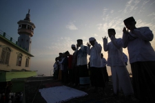 Doa Niat Sholat Idul Fitri Beserta Arti dan Tata Caranya