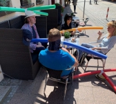 Lockdown Mulai Longgar, Pengunjung Cafe di Jerman Harus Pakai Topi 'Baling-baling' Gaes, Buat Apa Ya?