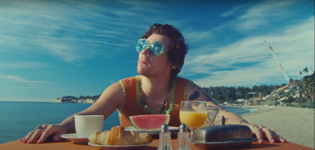 Harry Styles eks ONE DIRECTION Rilis Musik Video 'Watermelon Sugar', Penuh Adegan Bersentuhan Gaes