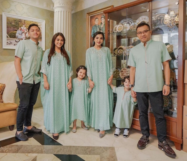 Foto Keluarga dengan Seragam Kompok Ala Selebriti 