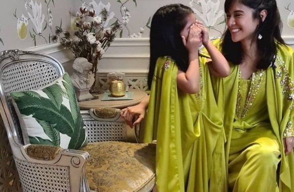 Intip Yuk Gaya Dian Sastro dengan Sang Putri saat Rayakan Idul Fitri 2020 Serasi Banget Gaes