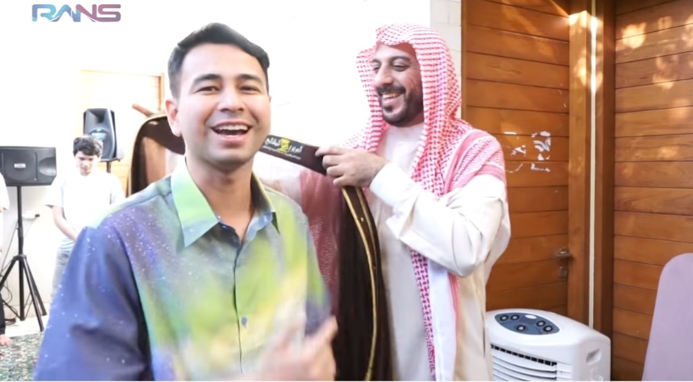 Wah, Raffi Ahmad Dapat Jubah Penjaga Makam Rasulullah SAW dari Syekh Ali Jaber di Momen Lebaran Gaes