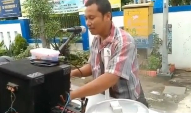 Viral Pedagang Pentol Jualan Keliling Sambil Nge-DJ, Gayanya Keren Abis