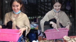 Viral Bakul Gorengan Gadis Cantik di Jogja, Netizen Gagal Fokus!