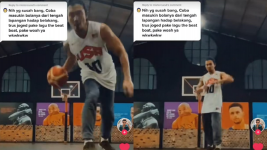Viral Denny Sumargo Lempar Bola Basket Hadap Belakang di TikTok, Pakai Gerakan 'Woah' Juga Gaes!