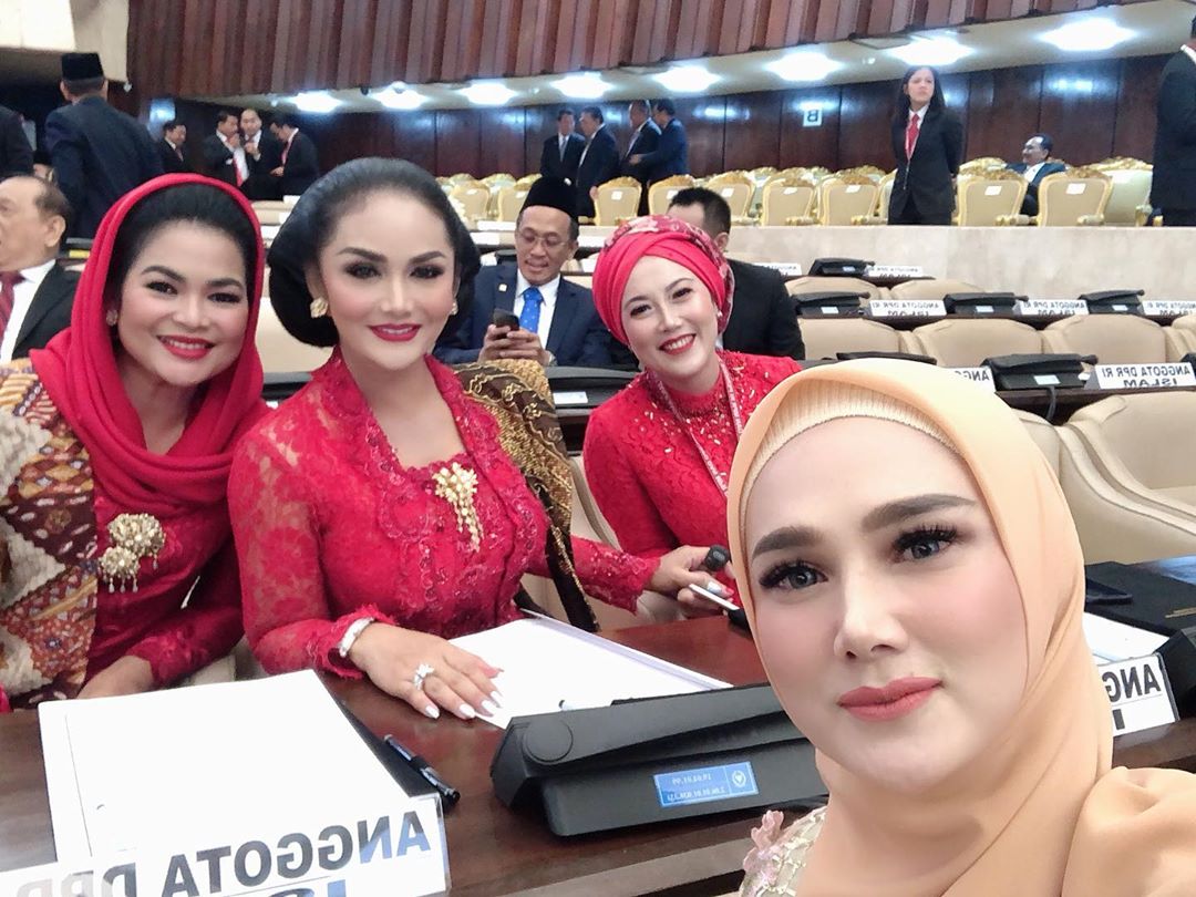 12 Beda Gaya OOTD Krisdayanti vs Mulan Jameela Sebagai Anggota DPR RI