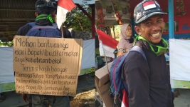 Kena PHK Kehabisan Duit, Pria Ini Pulkam Jalan Kaki Jakarta ke Surabaya, Enggak Tega