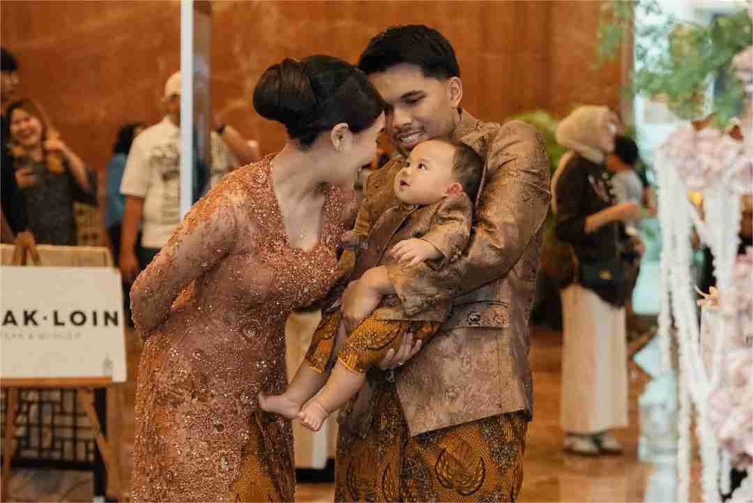 Intip Momen Baby Arash Jalani Tedak Siten, Geni Faruk Panjatkan Doa Khusus