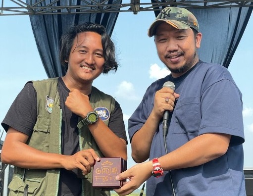 Adrian Zakhary Berikan Jam Tangan Kustom Modderfathers ke Tim Gadjah Fest 2023, Intip Potretnya