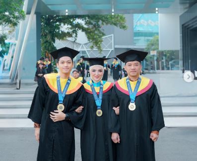 Anang, Ashanty, dan Azriel Rayakan Kelulusan Bersama di UNAIR