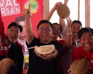 Kampanye Santuy, Andy Budiman Nikmati Durian Lokal Bersama Warga Semarang