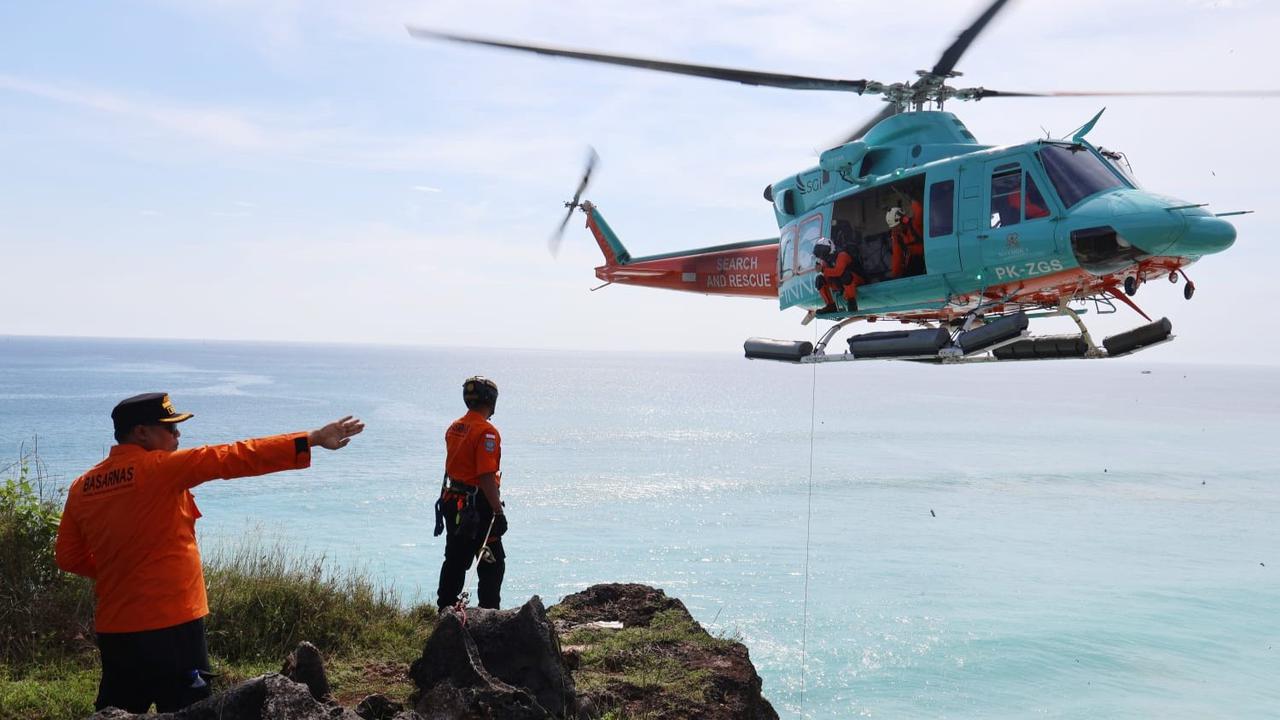 Terjebak di Bawah Tebing, Dua WNA Rusia Diselamatkan Tim Basarnas Denpasar
