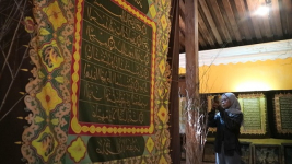 Kreasi Batik Hiasi Al-Quran Ukuran Jumbo di Solo