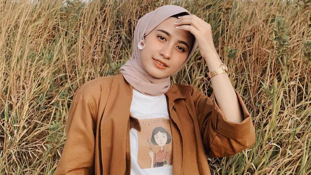 Biodata Helmi Nursifah, Hijaber Cantik asal Bandung yang Fashionable Abis Gaes