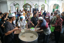 Masjid Darussalam Solo Bagikan 1.200 Porsi Bubur Samin Gratis Selama Ramadan