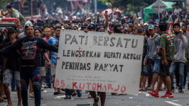 Ricuh Demo di Pati, Bupati Sudewo Mundur ke Pendopo Usai Dihujani Lemparan