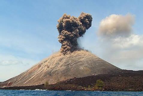 Gunung Anak Krakatau Erupsi Lagi, Wisatawan Dilarang Mendekat dalam Radius 2 Kilometer