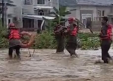 Banjir Rendam Tiga Kecamatan di Padang, 498 Warga Terdampak dan 238 Orang Dievakuasi