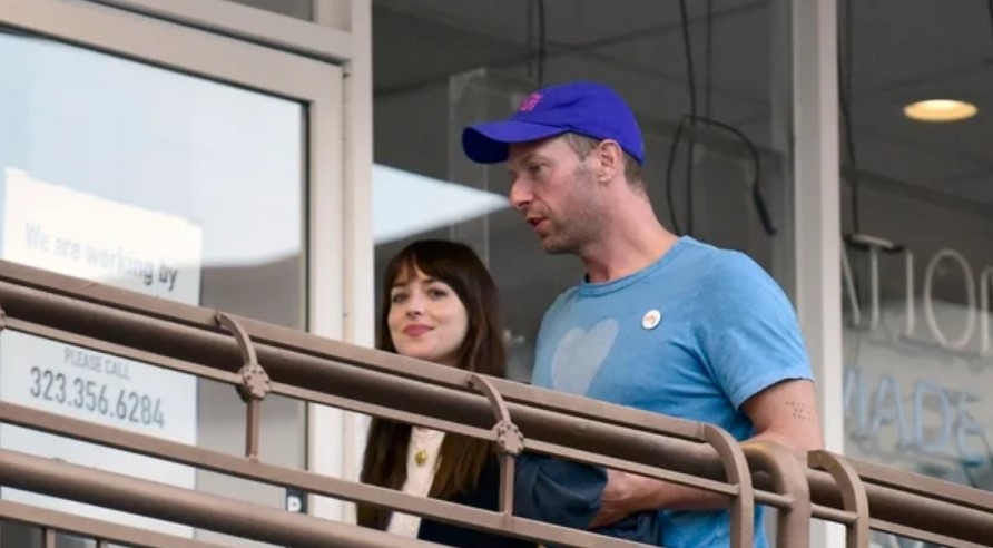 Bantah Putus dari Chris Martin, Dakota Johnson Pamer Cincin Tunangan