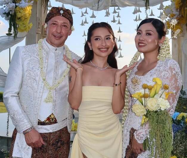 Momen Bahagia Keluarga Jennifer Coppen di Pernikahan Sang Ayah Curi Perhatian