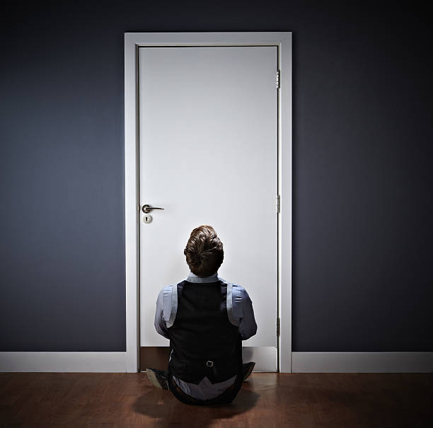 “Jangan Duduk di Depan Pintu!” Mitos Soal Jodoh Ini Ternyata Masih Dipercaya