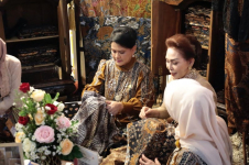 Hadir di Dekranas Expo 2024, Iriana Jokowi Beli Batik Walang Kekek Milik Waldjinah 