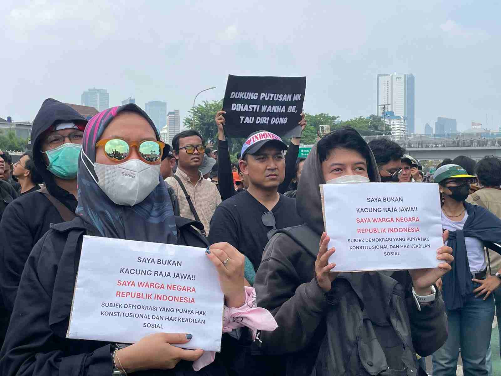 Kumpulan Spanduk-spanduk Unik Pendemo di Gedung DPR