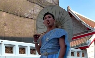 Kocak! Denny Sumargo Pakai Baju Tradisional Thailand, Netizen Kaget!