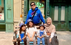 Kompak Meski Telah Bercerai, Desta dan Natasha Rizky Liburan Bareng Anak ke Singapura