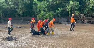 Tim SAR Gabungan Evakuasi Dua Korban Lahar dari Lereng Gunung Merapi