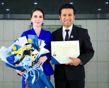 Emil Dardak Jadi Lulusan Terbaik Program Profesi Insinyur ITB, Arumi Bachsin Ikut Bangga
