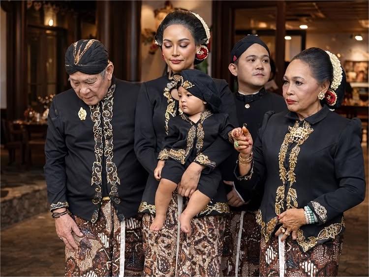 Erika Carlina Gelar Tedak Siten untuk Baby Andrew, Penuh Nuansa Jawa