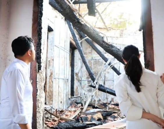 Gedung Grahadi Terbakar, Arumi Bachsin Dampingi Emil Dardak Tinjau Ruang Kerja yang Hancur