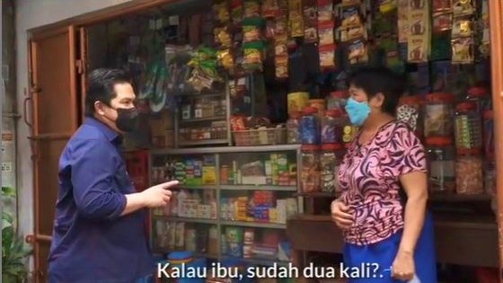Erick Thohir Borong Dagangan Ibu-ibu Saat Kunjungi Karyawan BUMN yang Isoman