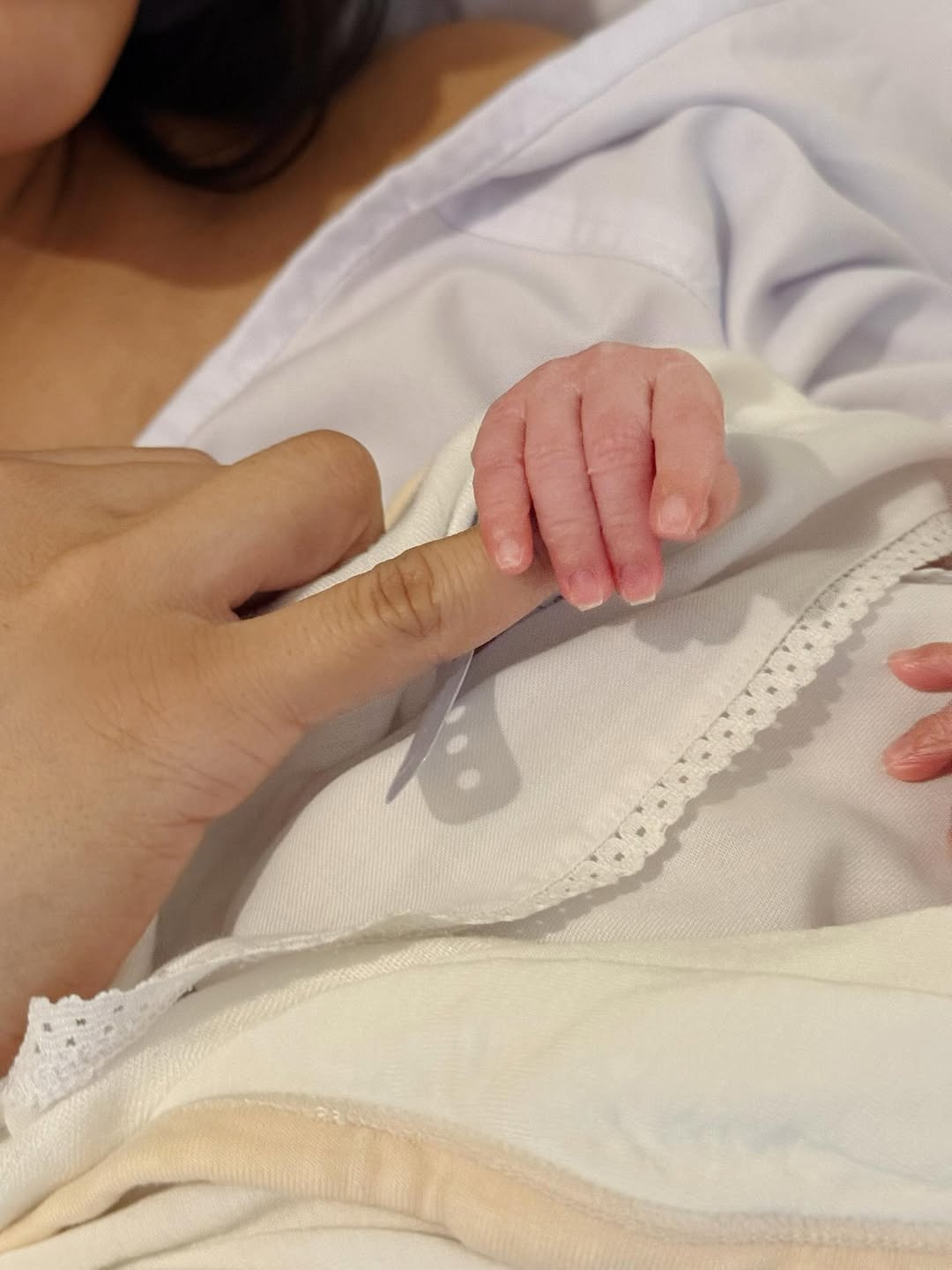 Kabar Bahagia! Erika Carlina Melahirkan Anak Laki-laki, Diberi Nama Andrew Raxy Neil
