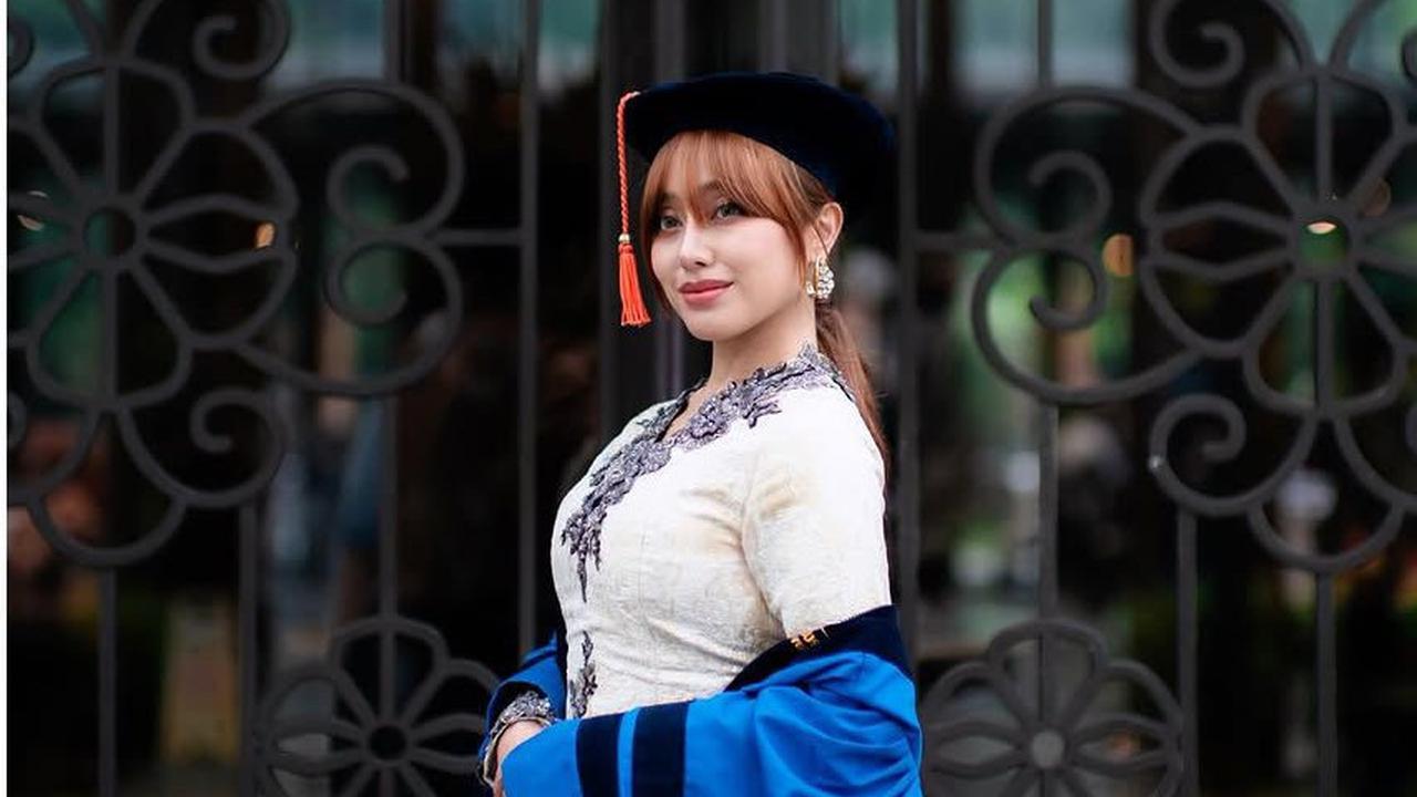 Sempat Gagal Sidang dan Ganti Judul Tesis, Tasya Revina Kini Lulus S2