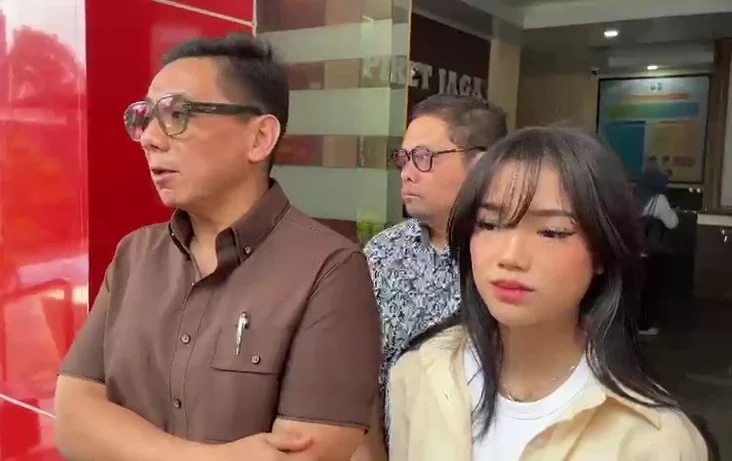 Kasus Dugaan Penggelapan Mantan Admin Fuji Naik Penyidikan, Fuji Datangi Polres Jaksel