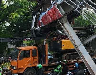 JPO Kapten Tendean Nyaris Roboh usai Ditabrak Truk Pengangkut Crane