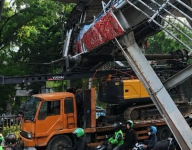 JPO Kapten Tendean Nyaris Roboh usai Ditabrak Truk Pengangkut Crane