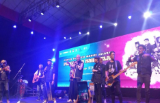 Ganjar Pranowo Nyanyi Lagu Bento Bareng Musisi Jalanan di Semarang