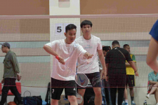 Gibran Rakabuming Ngobrol hingga Main Bulu Tangkis Bareng dengan Atlet Badminton